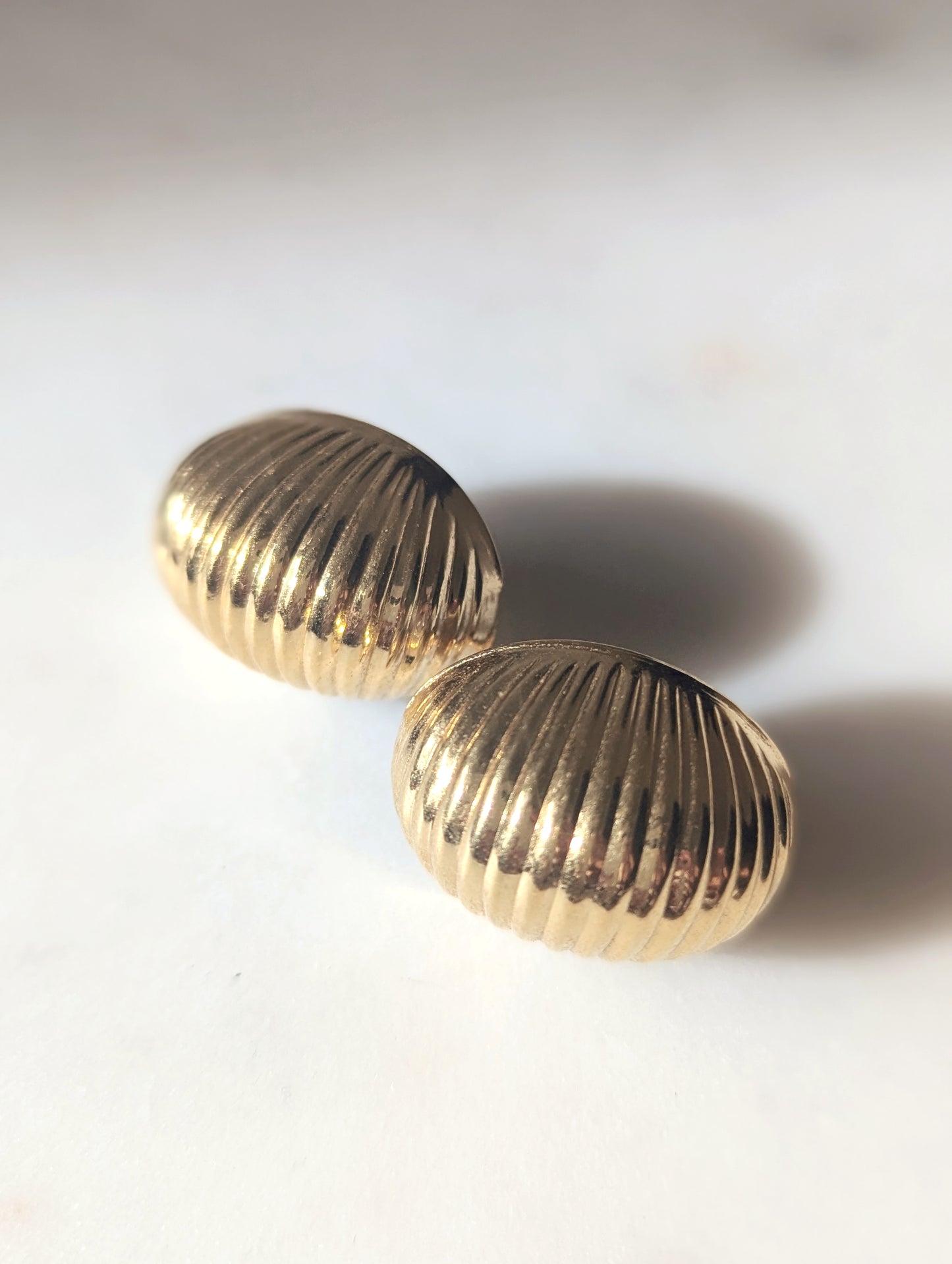 80s Oval Shell Clip-on Earrings